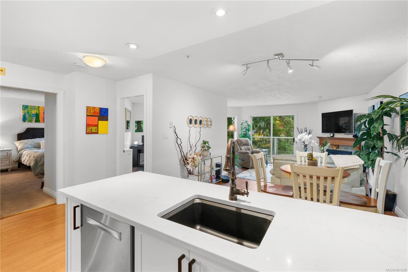 304-1 Buddy Rd, View Royal, BC - Indoor Photo Showing Kitchen