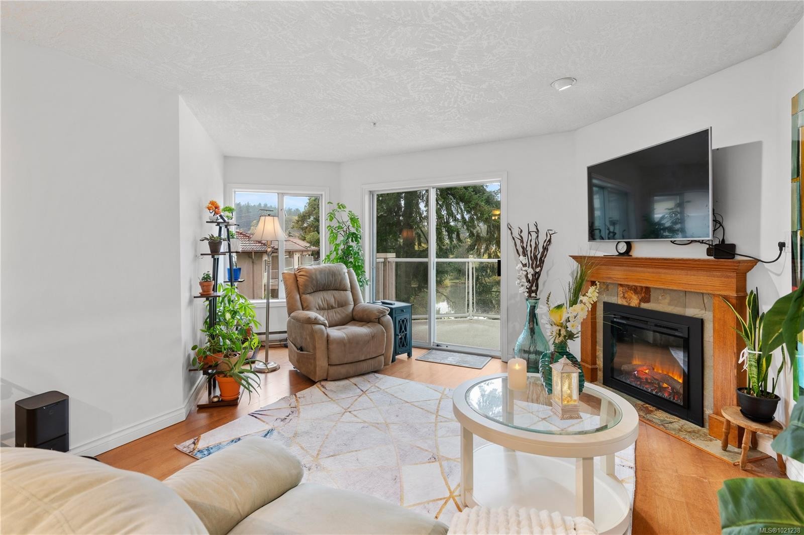 304-1 Buddy Rd, View Royal, BC - Indoor Photo Showing Living Room With Fireplace