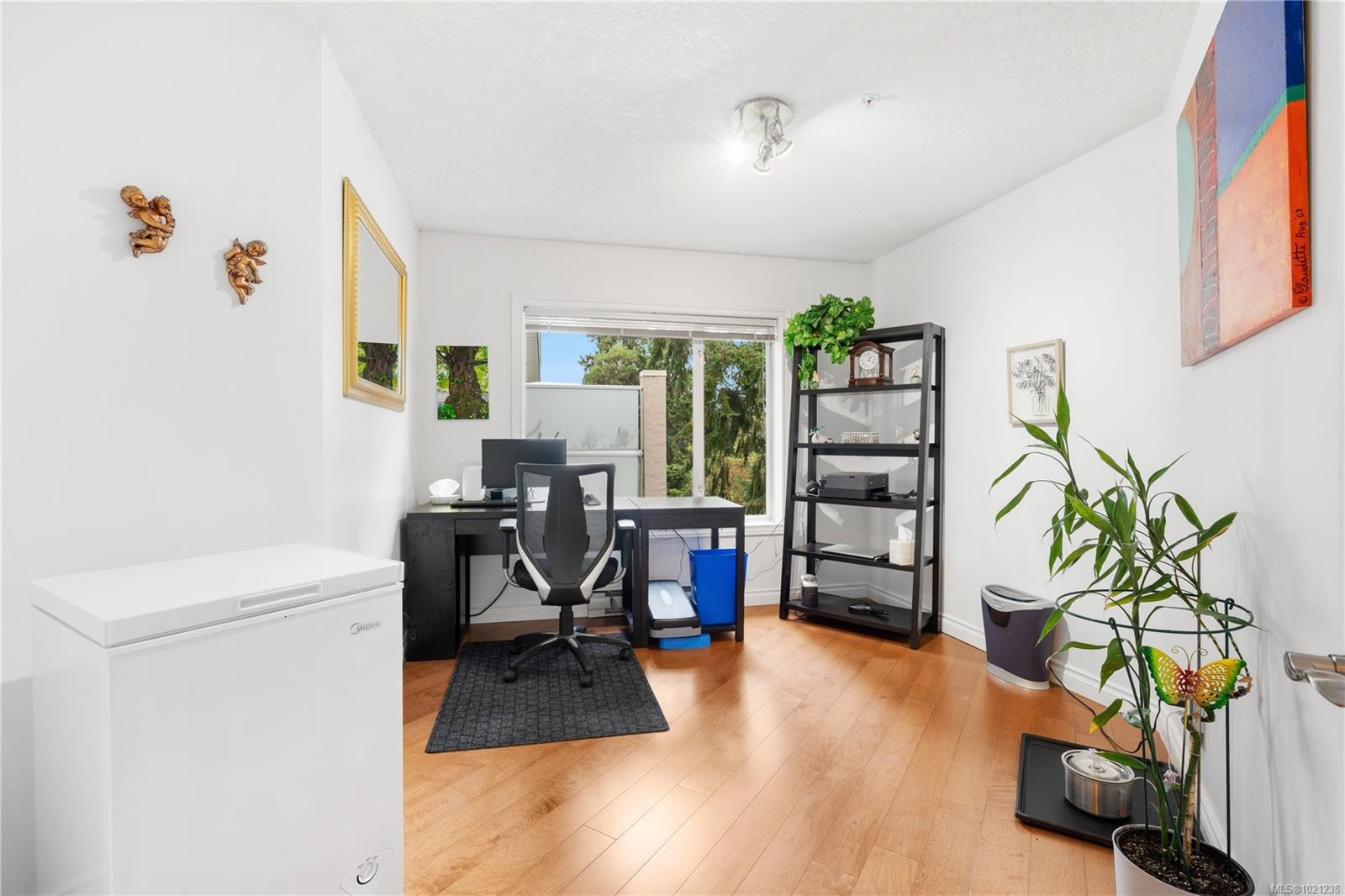 304-1 Buddy Rd, View Royal, BC - Indoor