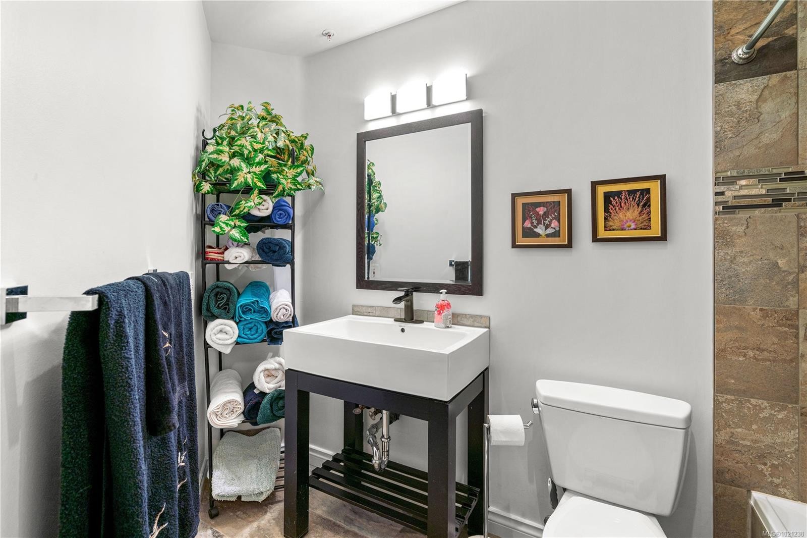 304-1 Buddy Rd, View Royal, BC - Indoor Photo Showing Bathroom