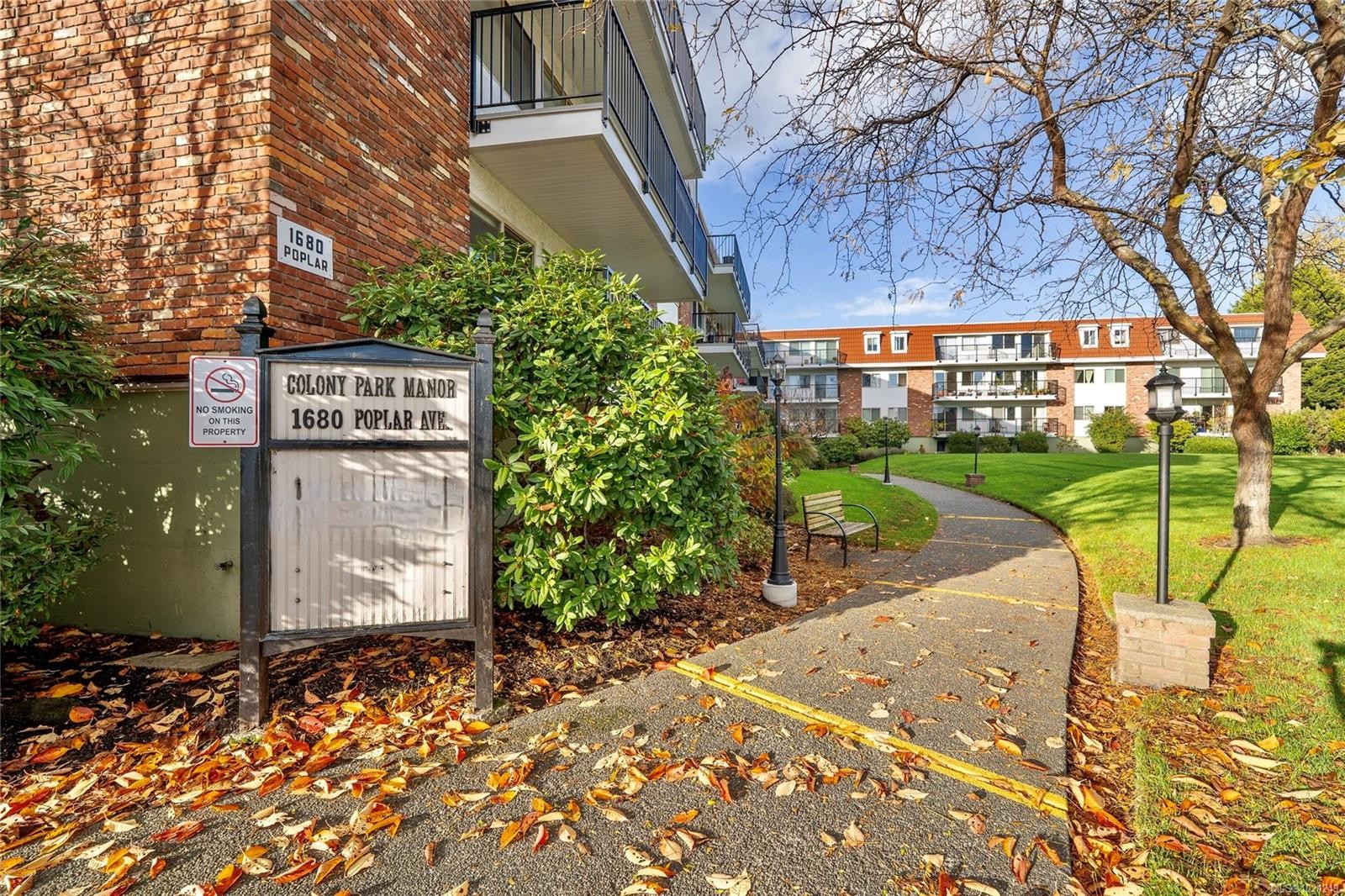 218-1680 Poplar Ave, Saanich, BC - Outdoor