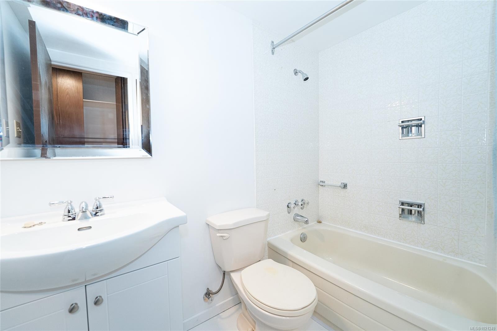 218-1680 Poplar Ave, Saanich, BC - Indoor Photo Showing Bathroom