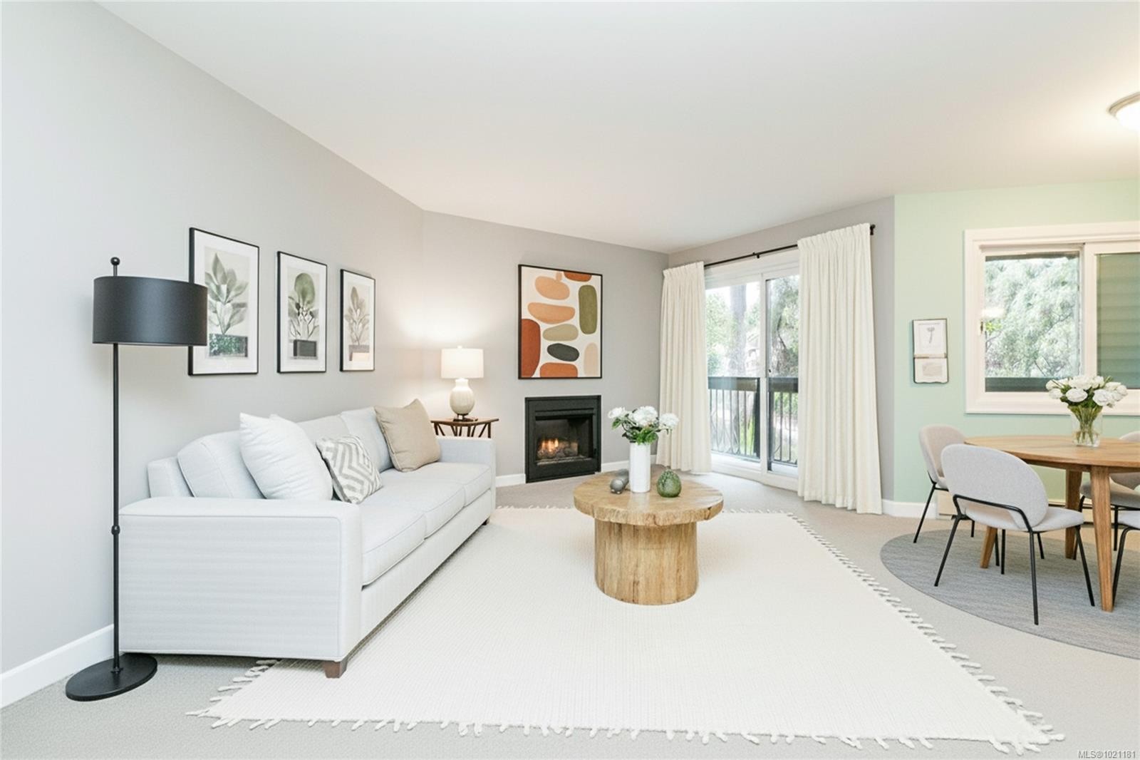 506-69 Gorge Rd West, Saanich, BC - Indoor Photo Showing Living Room With Fireplace