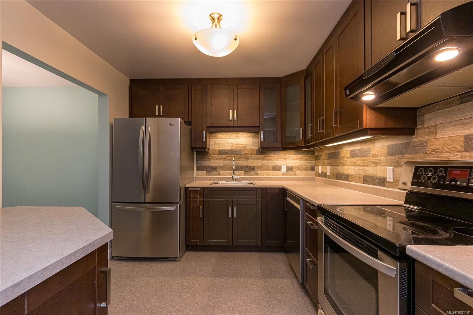 506-69 Gorge Rd West, Saanich, BC - Indoor Photo Showing Kitchen With Stainless Steel Kitchen
