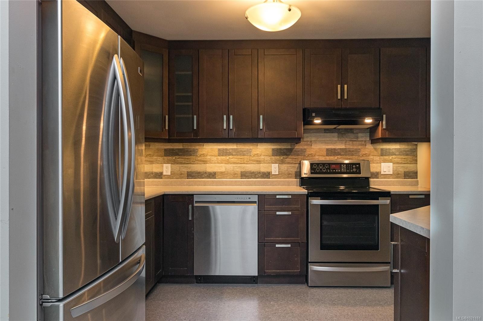 506-69 Gorge Rd West, Saanich, BC - Indoor Photo Showing Kitchen With Stainless Steel Kitchen