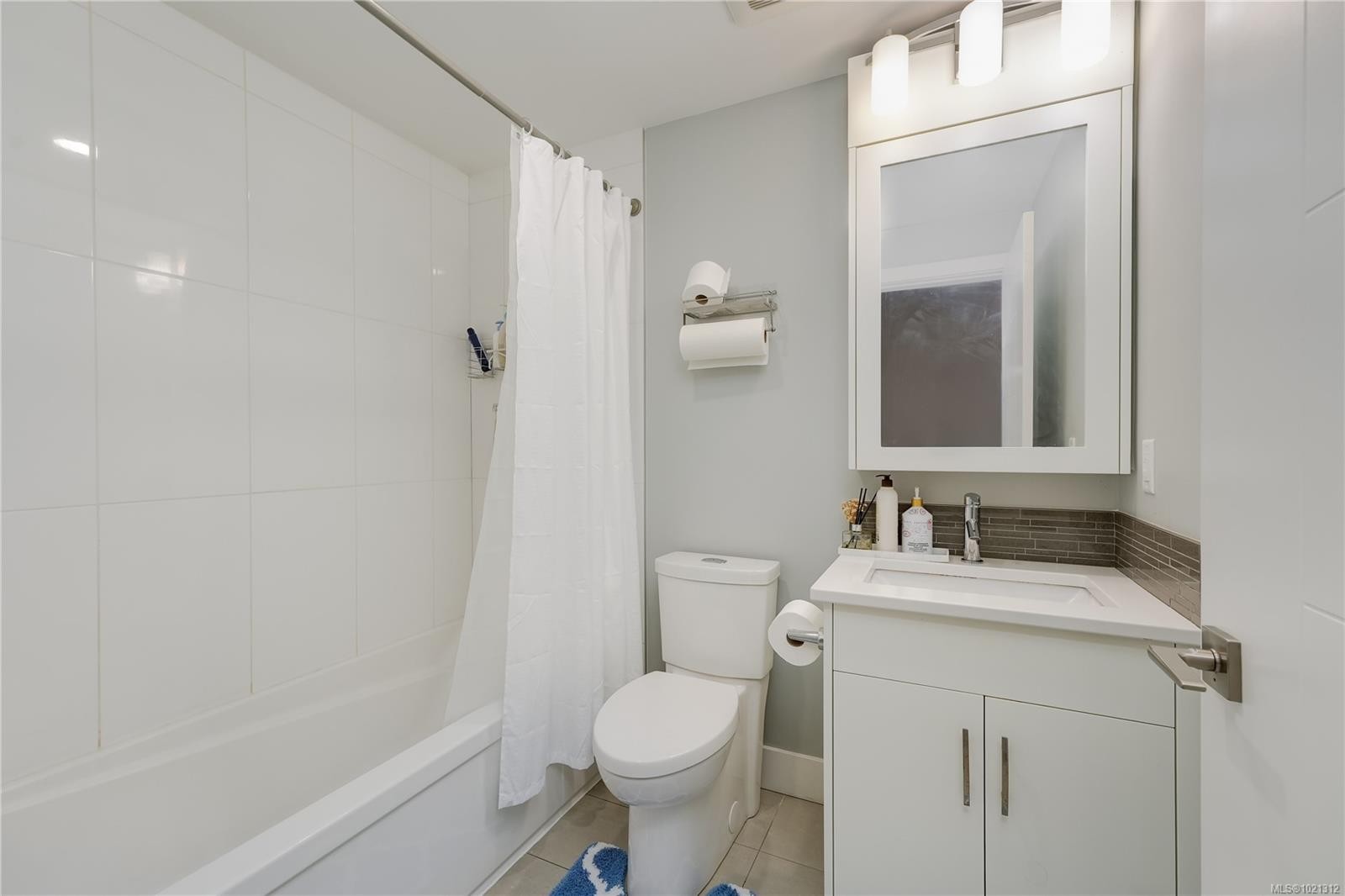 7-4355 Viewmont Ave, Saanich, BC