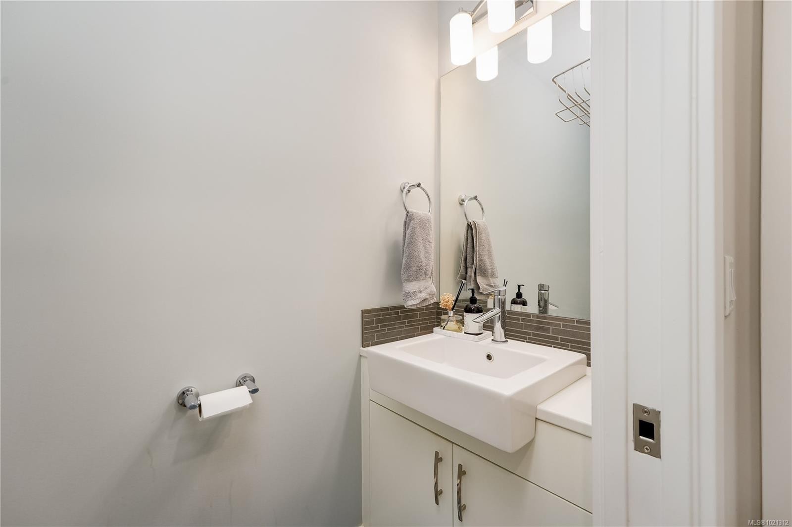 7-4355 Viewmont Ave, Saanich, BC