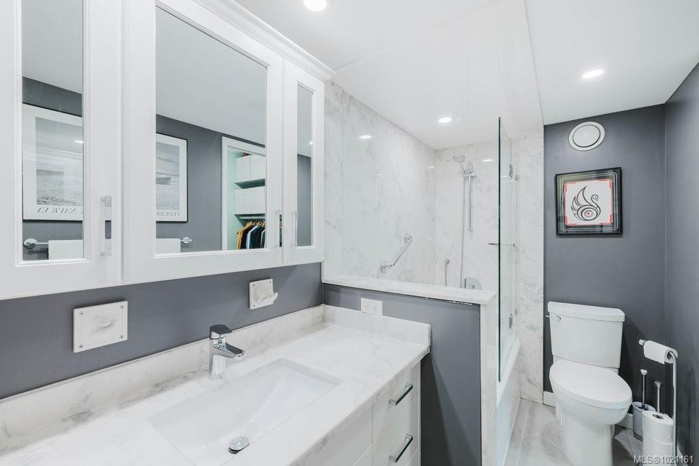 702-325 Maitland St, Victoria, BC - Indoor Photo Showing Bathroom