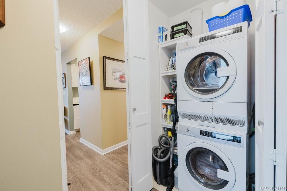 702-325 Maitland St, Victoria, BC - Indoor Photo Showing Laundry Room