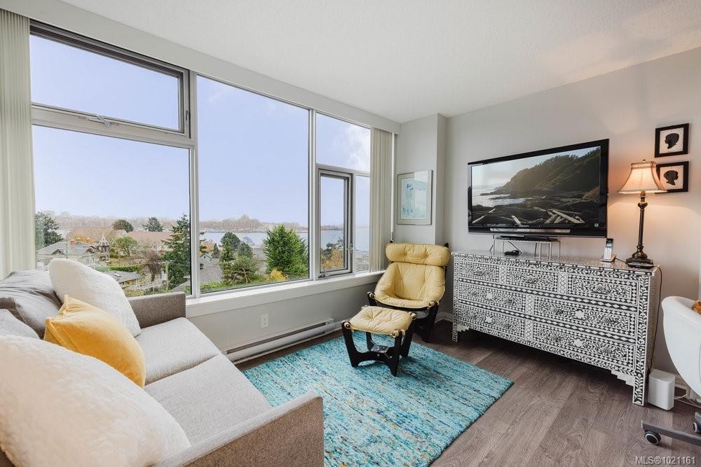 702-325 Maitland St, Victoria, BC - Indoor Photo Showing Living Room