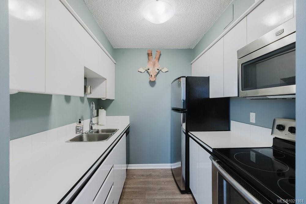 702-325 Maitland St, Victoria, BC - Indoor Photo Showing Kitchen With Double Sink