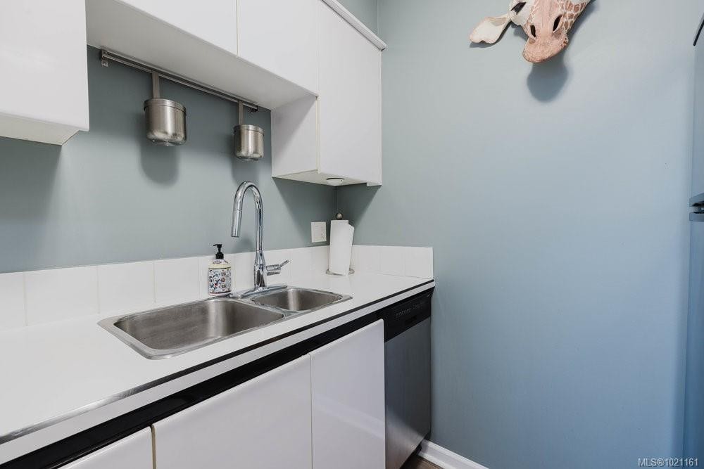 702-325 Maitland St, Victoria, BC - Indoor Photo Showing Kitchen With Double Sink