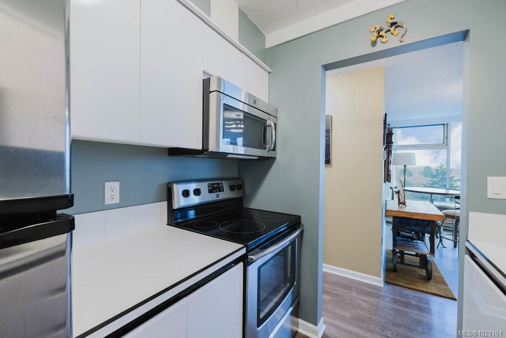 702-325 Maitland St, Victoria, BC - Indoor Photo Showing Kitchen