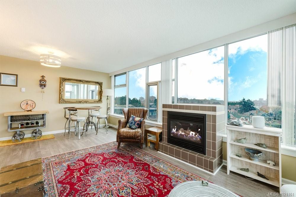 702-325 Maitland St, Victoria, BC - Indoor Photo Showing Living Room With Fireplace