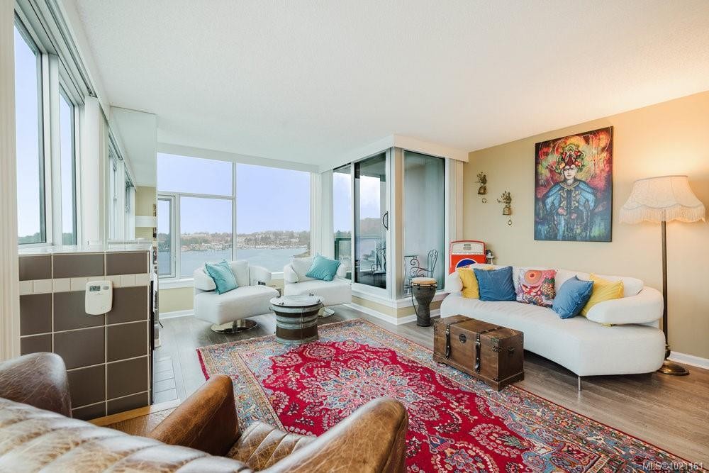 702-325 Maitland St, Victoria, BC - Indoor Photo Showing Living Room