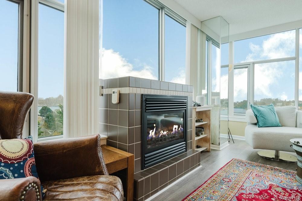702-325 Maitland St, Victoria, BC - Indoor Photo Showing Living Room With Fireplace