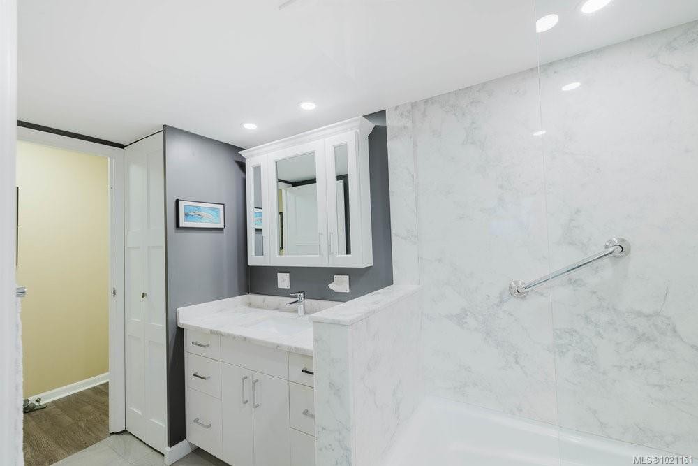 702-325 Maitland St, Victoria, BC - Indoor Photo Showing Bathroom