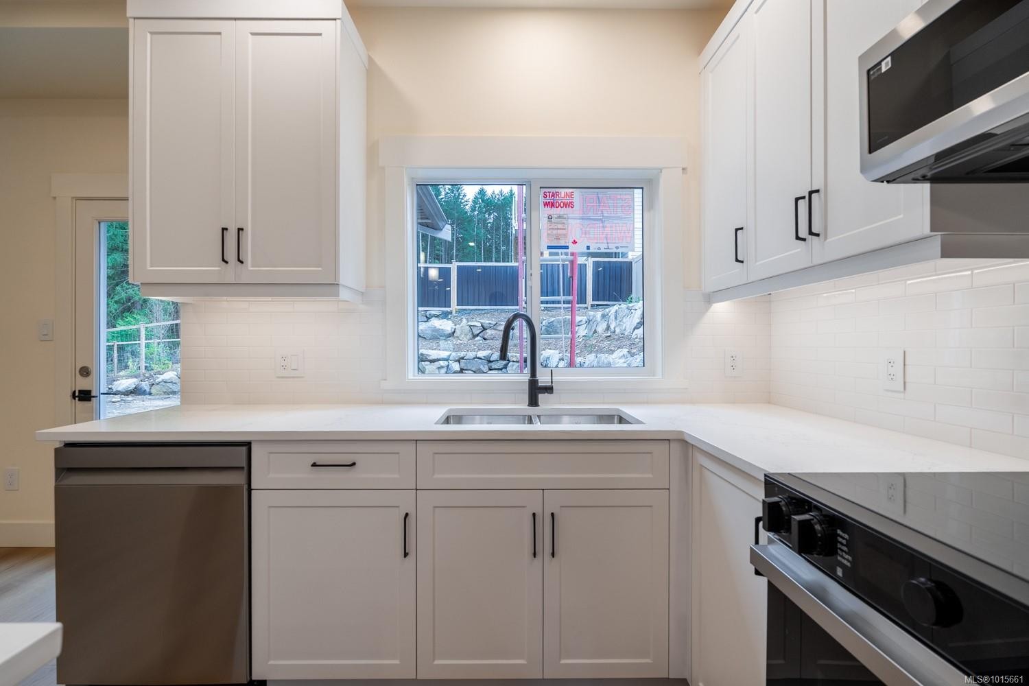 672 Sanderson Rd, Ladysmith, BC - Indoor Photo Showing Kitchen With Double Sink