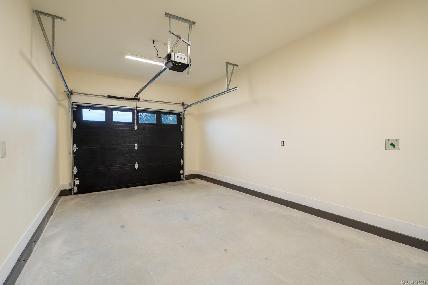 672 Sanderson Rd, Ladysmith, BC - Indoor Photo Showing Garage