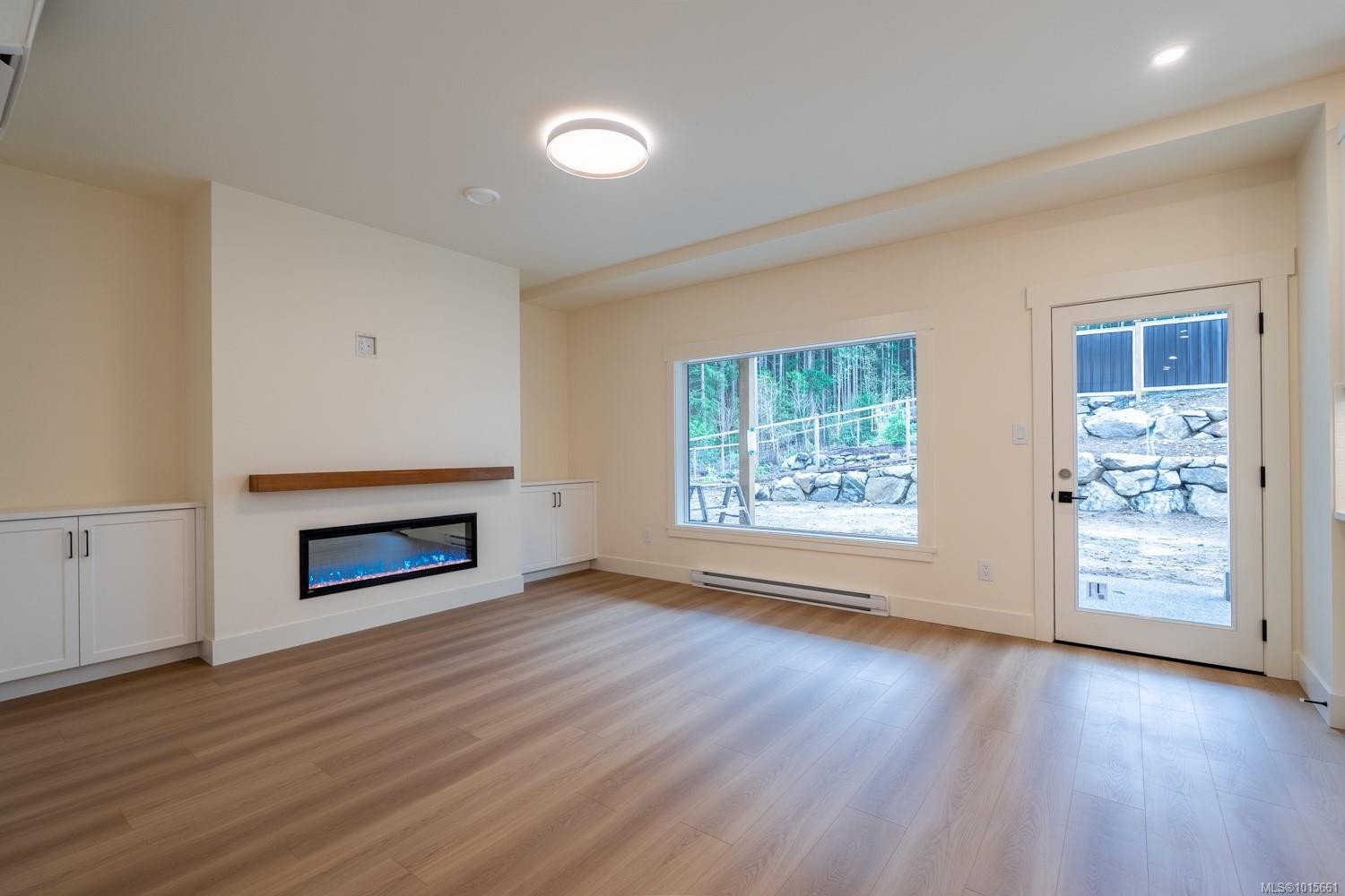 672 Sanderson Rd, Ladysmith, BC - Indoor Photo Showing Other Room With Fireplace