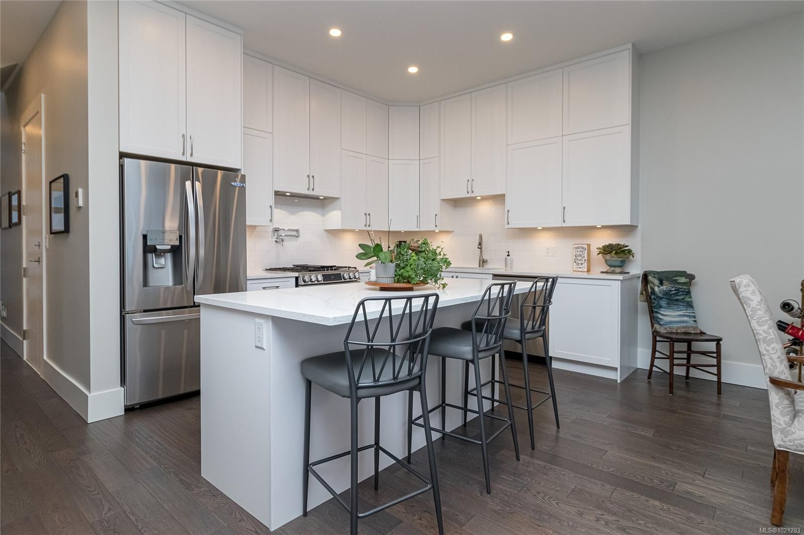 3412 Caldera Crt, Langford, BC - Indoor Photo Showing Kitchen With Upgraded Kitchen