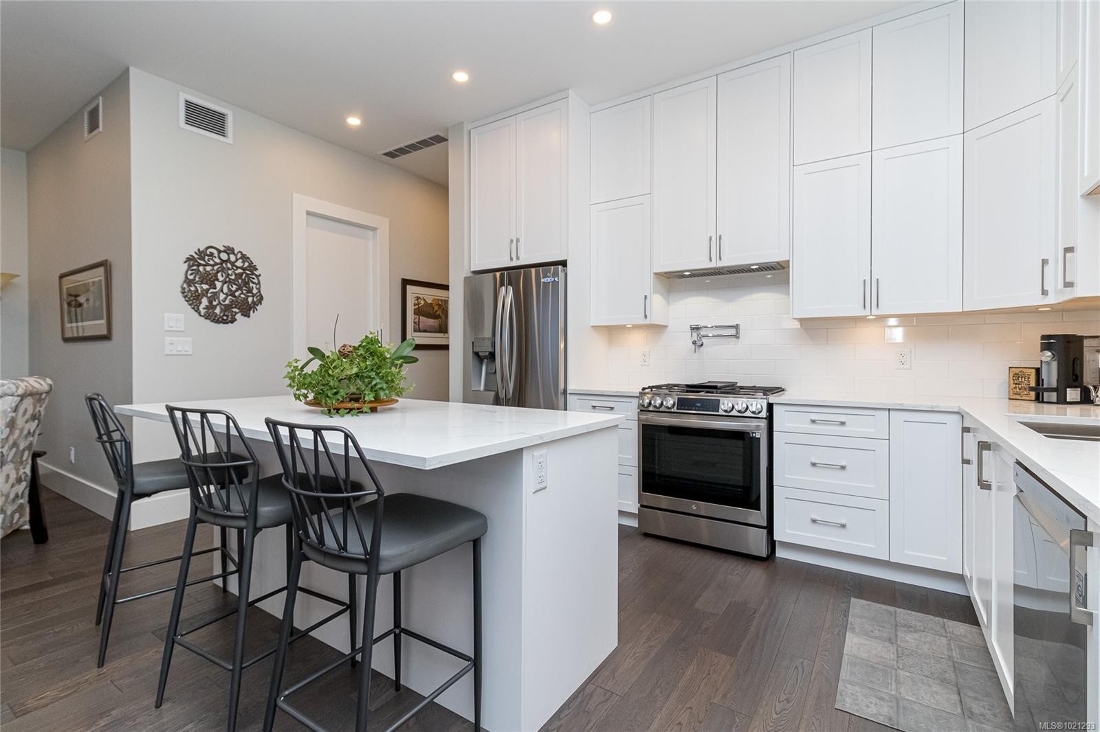 3412 Caldera Crt, Langford, BC - Indoor Photo Showing Kitchen With Upgraded Kitchen