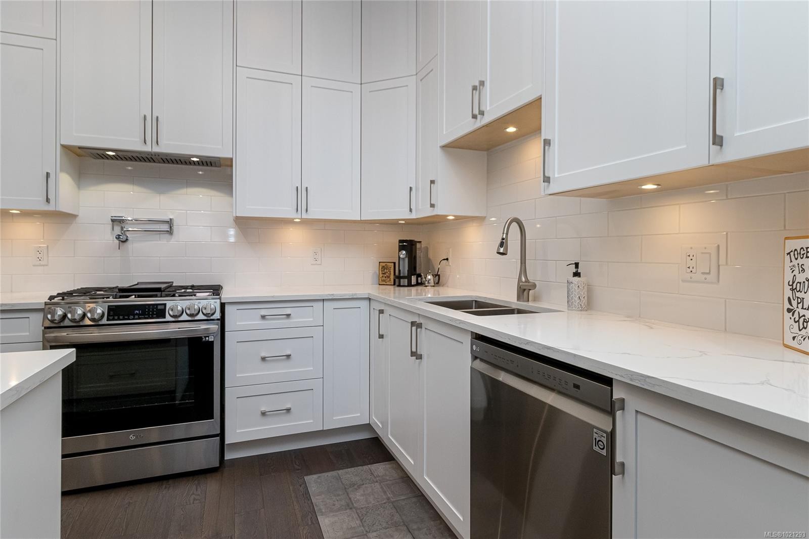 3412 Caldera Crt, Langford, BC - Indoor Photo Showing Kitchen With Double Sink With Upgraded Kitchen