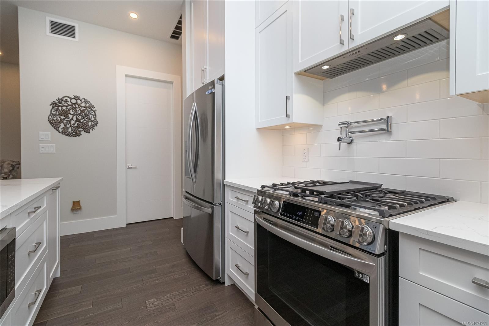 3412 Caldera Crt, Langford, BC - Indoor Photo Showing Kitchen With Upgraded Kitchen