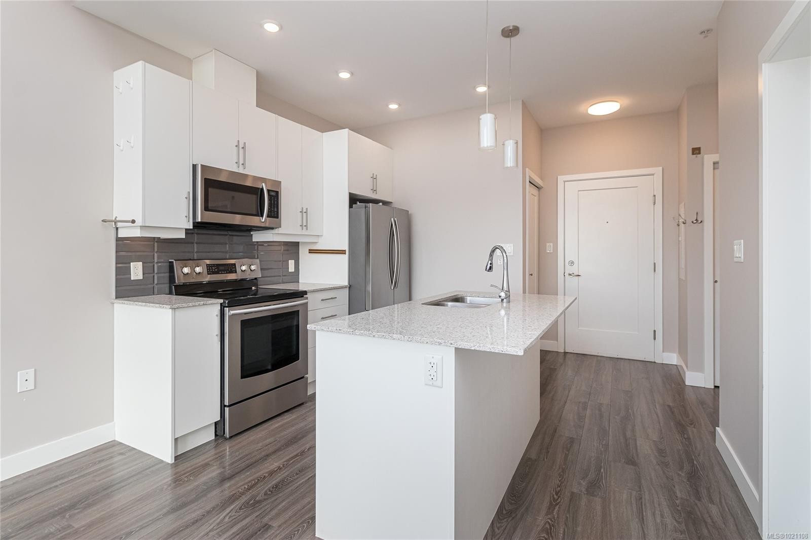 504-1020 Inverness Rd, Saanich, BC - Indoor Photo Showing Kitchen With Stainless Steel Kitchen With Upgraded Kitchen