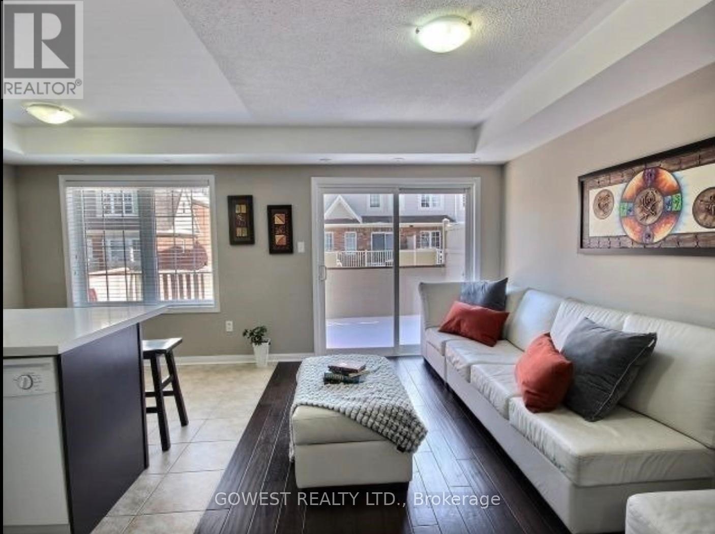 5 - 614 Shoreline Drive, Mississauga, ON - Indoor Photo Showing Living Room