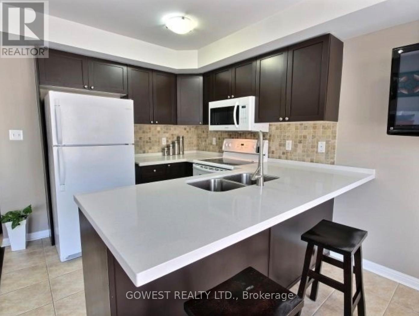 5 - 614 Shoreline Drive, Mississauga, ON - Indoor Photo Showing Kitchen With Double Sink