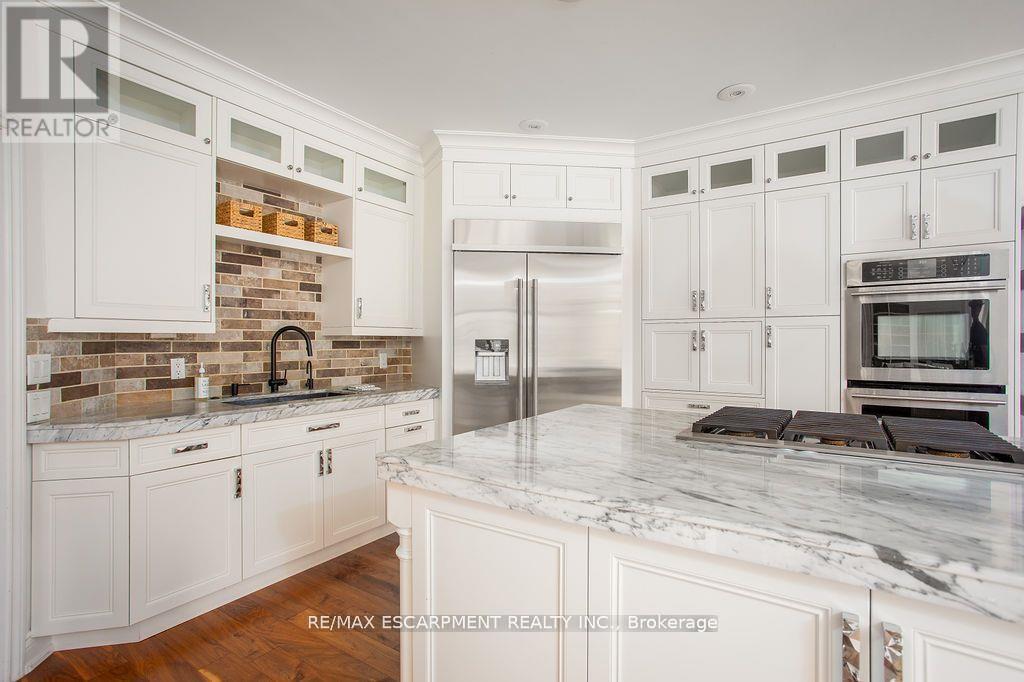 12 Blackberry Place, Hamilton, ON - Indoor Photo Showing Kitchen With Upgraded Kitchen