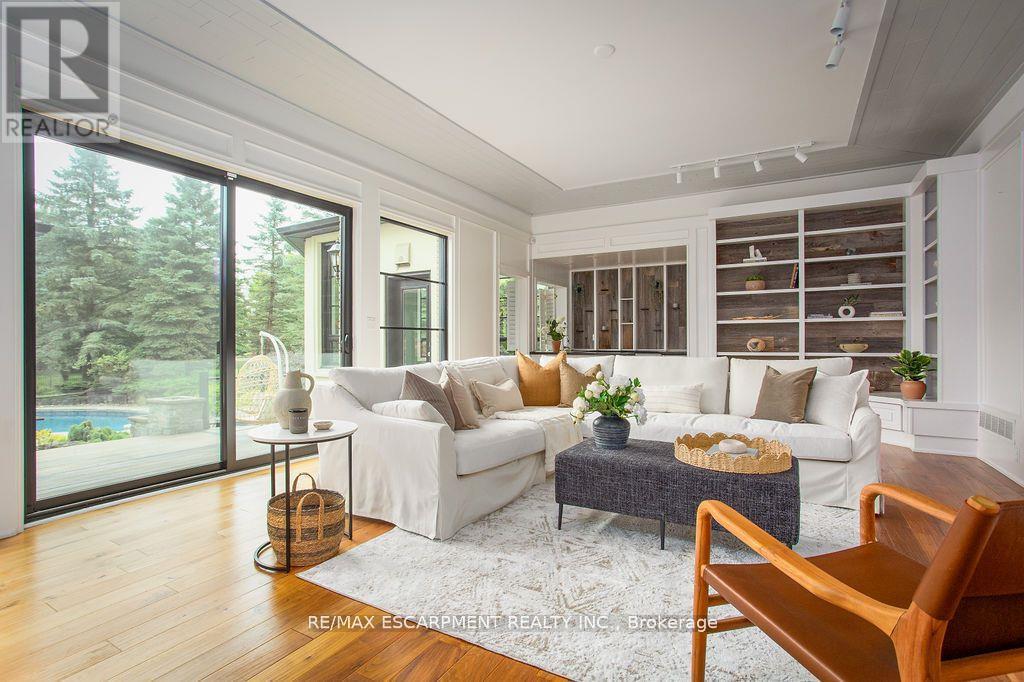 12 Blackberry Place, Hamilton, ON - Indoor Photo Showing Living Room