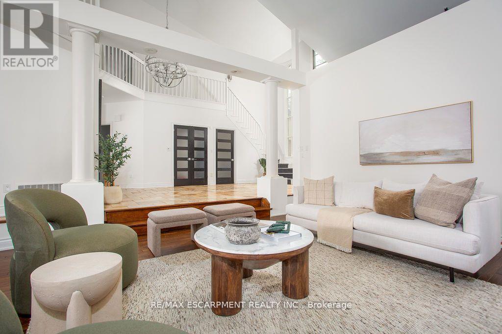 12 Blackberry Place, Hamilton, ON - Indoor Photo Showing Living Room