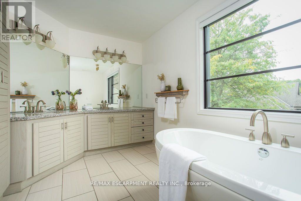 12 Blackberry Place, Hamilton, ON - Indoor Photo Showing Bathroom
