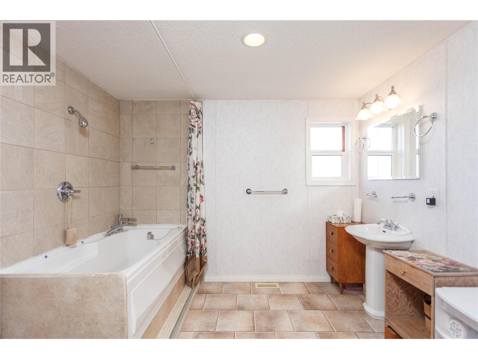 Large Bathroom - 71 Antoine Road Unit# 4, Vernon, BC