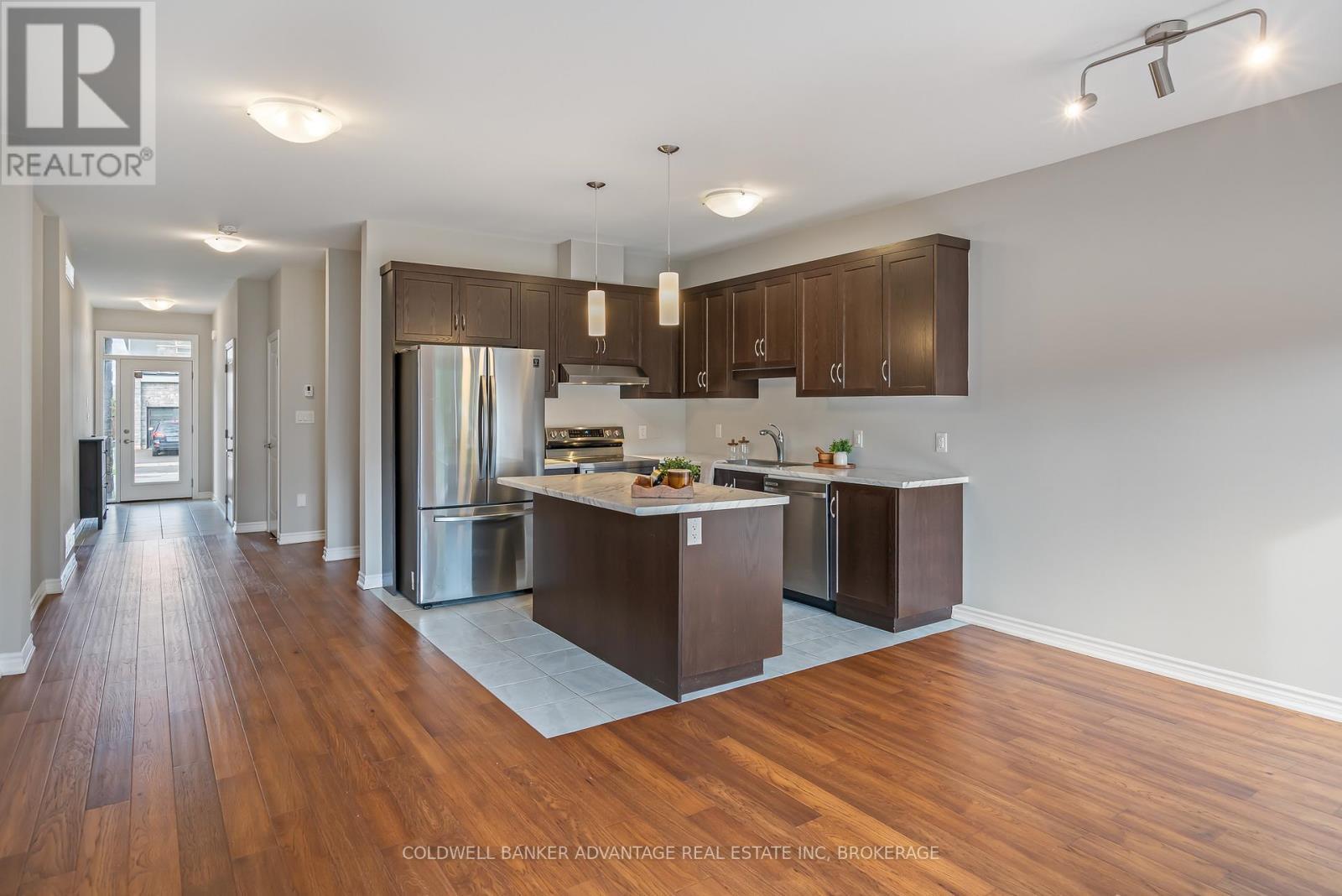 177 Louise Street, Welland (Lincoln/Crowland), ON - Indoor Photo Showing Kitchen With Upgraded Kitchen