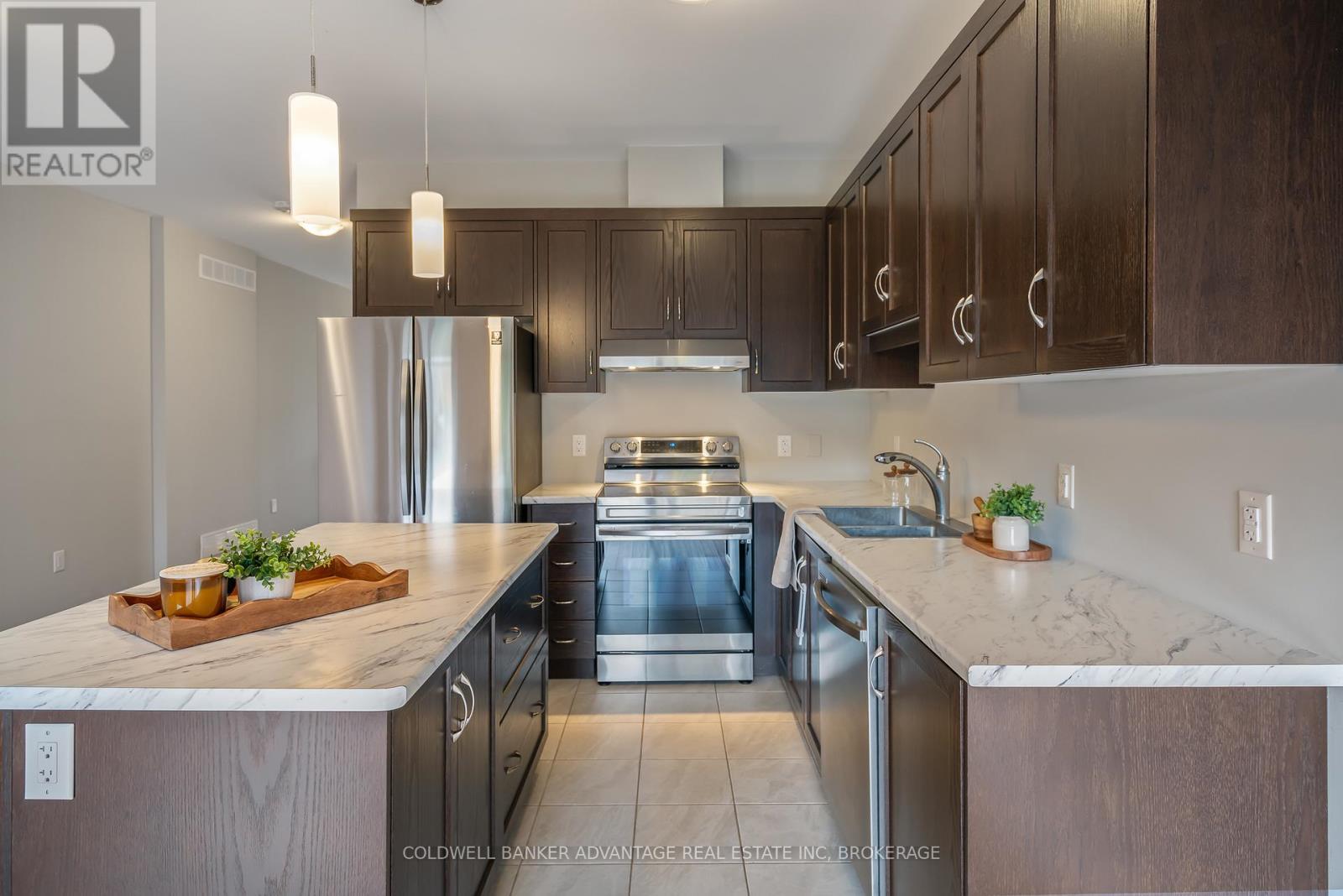 177 Louise Street, Welland (Lincoln/Crowland), ON - Indoor Photo Showing Kitchen With Double Sink With Upgraded Kitchen