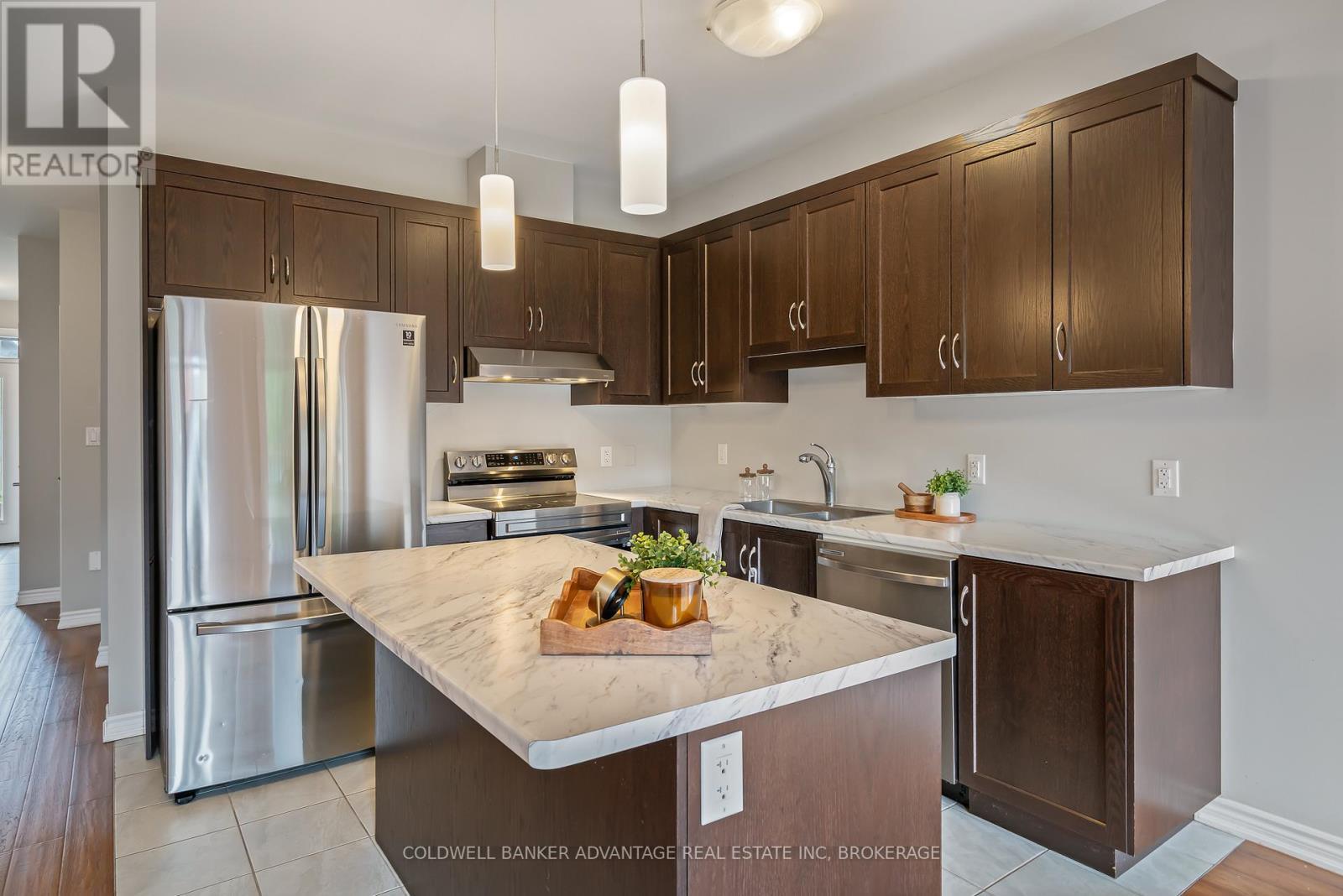 177 Louise Street, Welland (Lincoln/Crowland), ON - Indoor Photo Showing Kitchen With Upgraded Kitchen