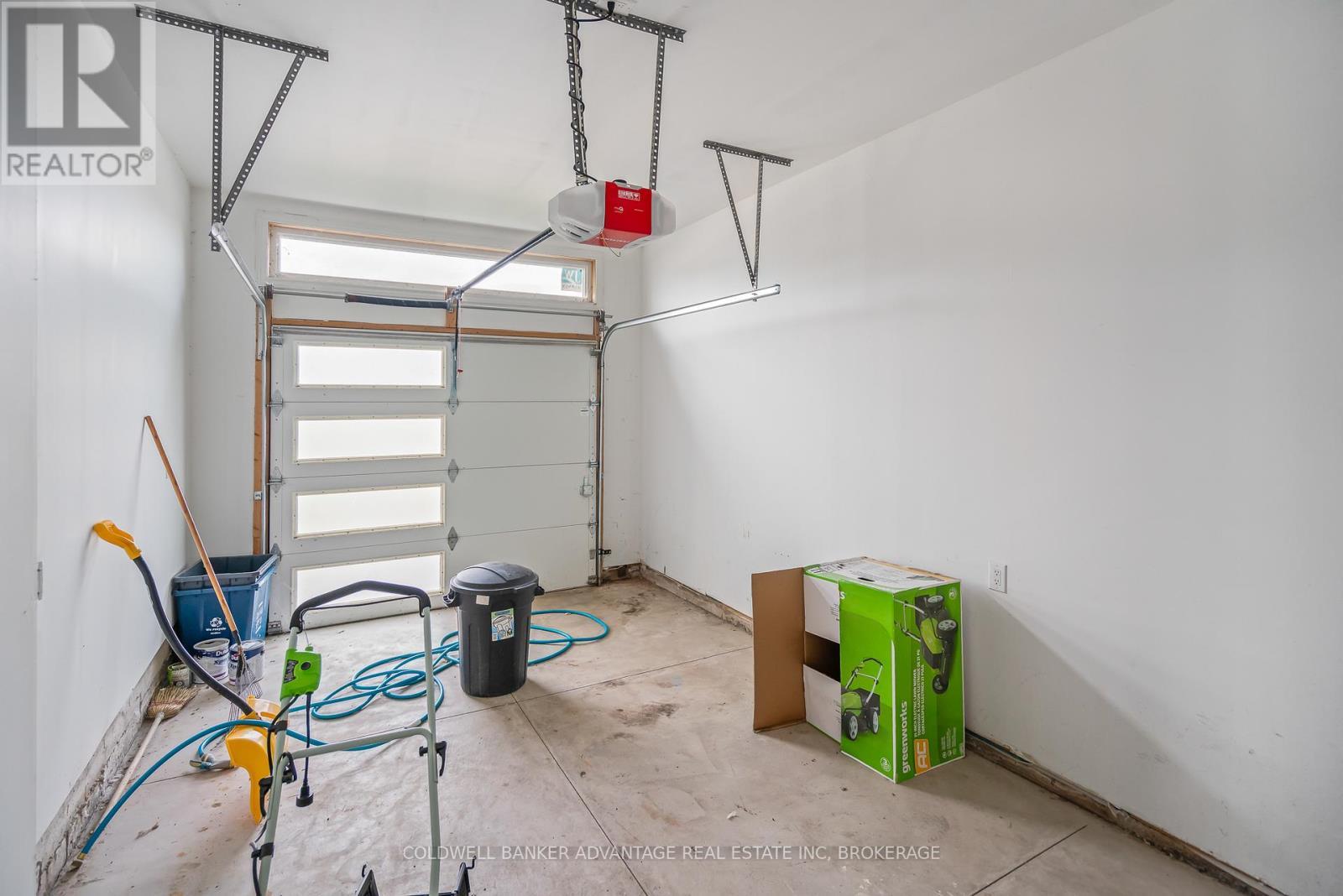 177 Louise Street, Welland (Lincoln/Crowland), ON - Indoor Photo Showing Garage