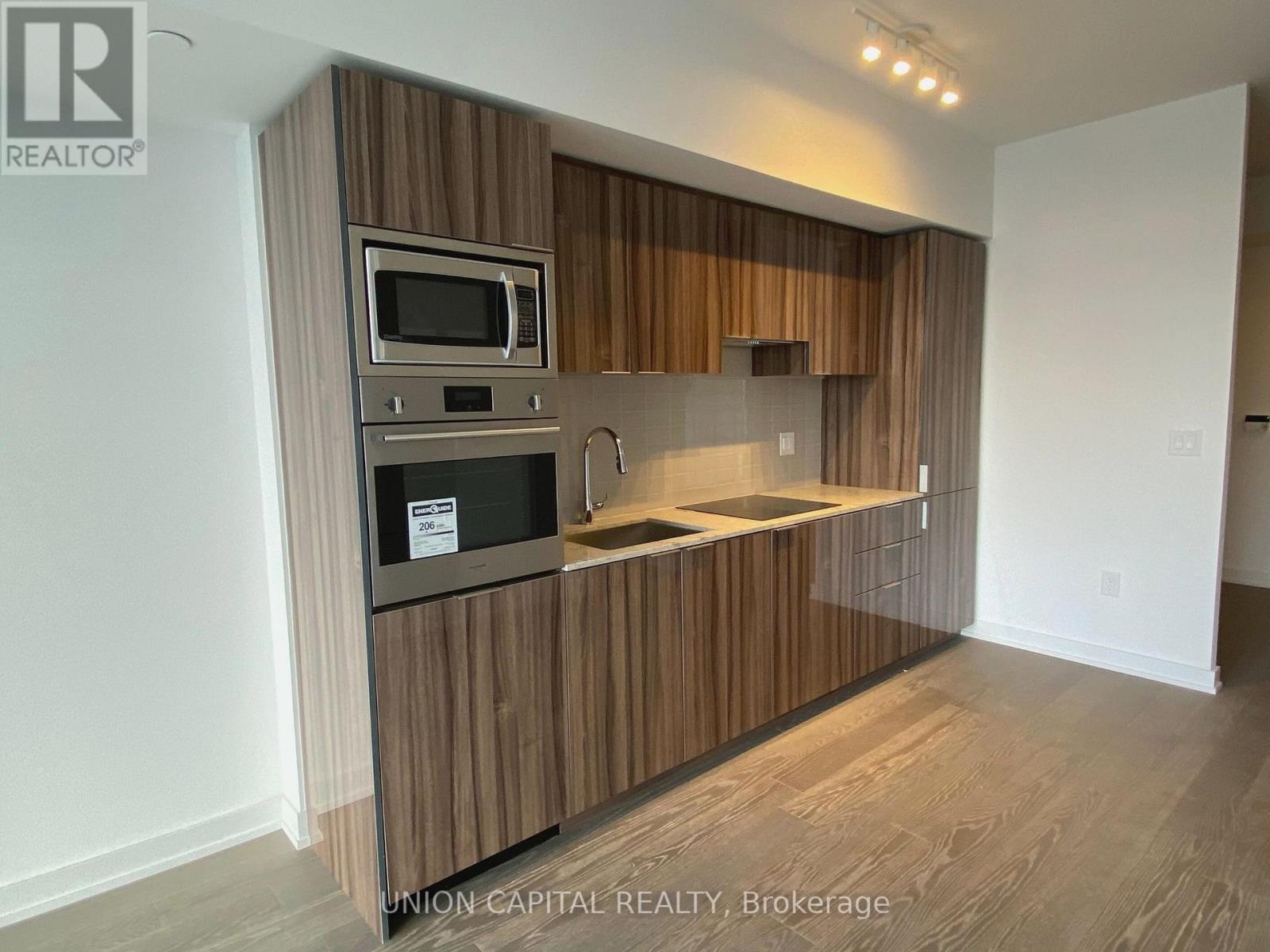 4909 - 11 Wellesley Street W, Toronto, ON - Indoor Photo Showing Kitchen