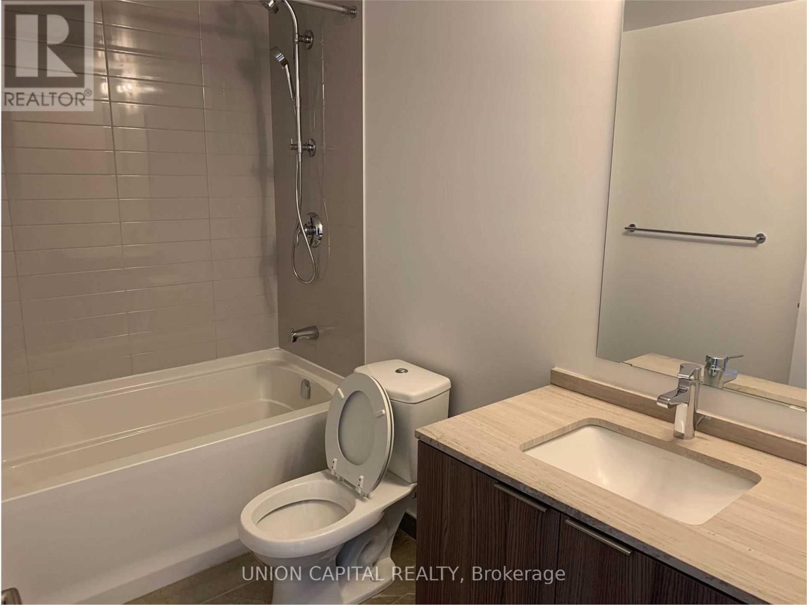 4909 - 11 Wellesley Street W, Toronto, ON - Indoor Photo Showing Bathroom