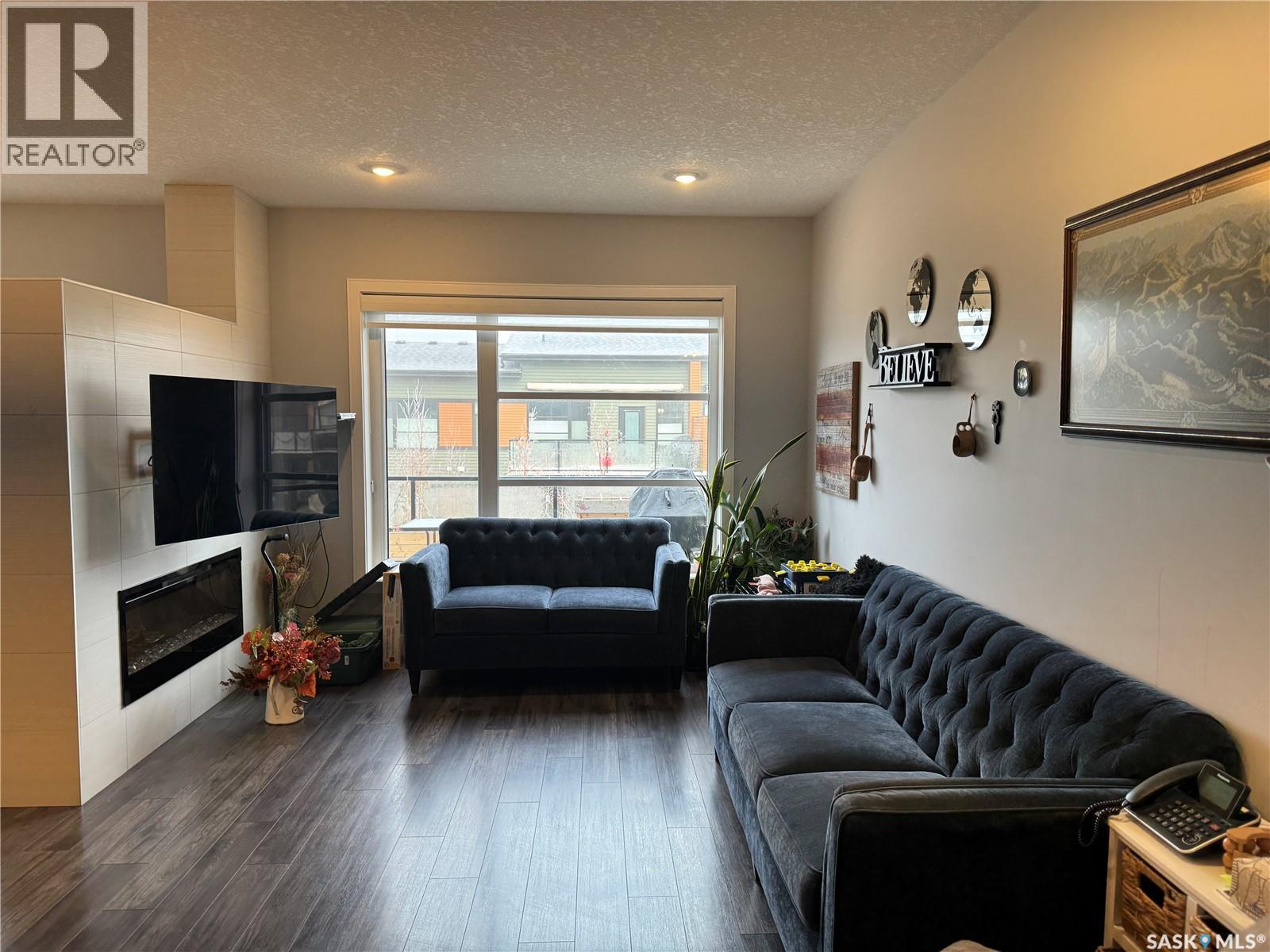 21 103 Pohorecky Crescent, Saskatoon, SK - Indoor Photo Showing Living Room With Fireplace