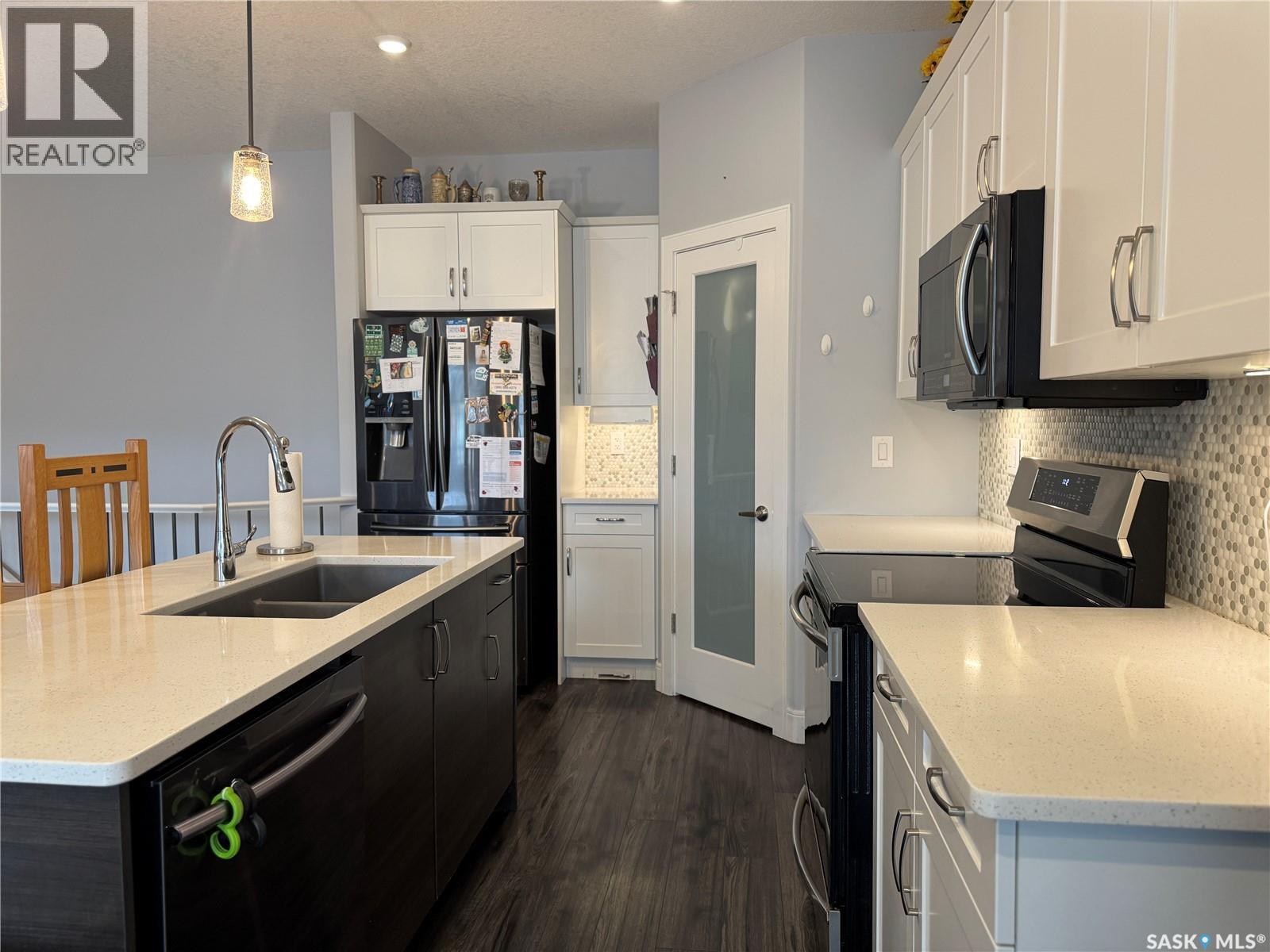 21 103 Pohorecky Crescent, Saskatoon, SK - Indoor Photo Showing Kitchen With Double Sink