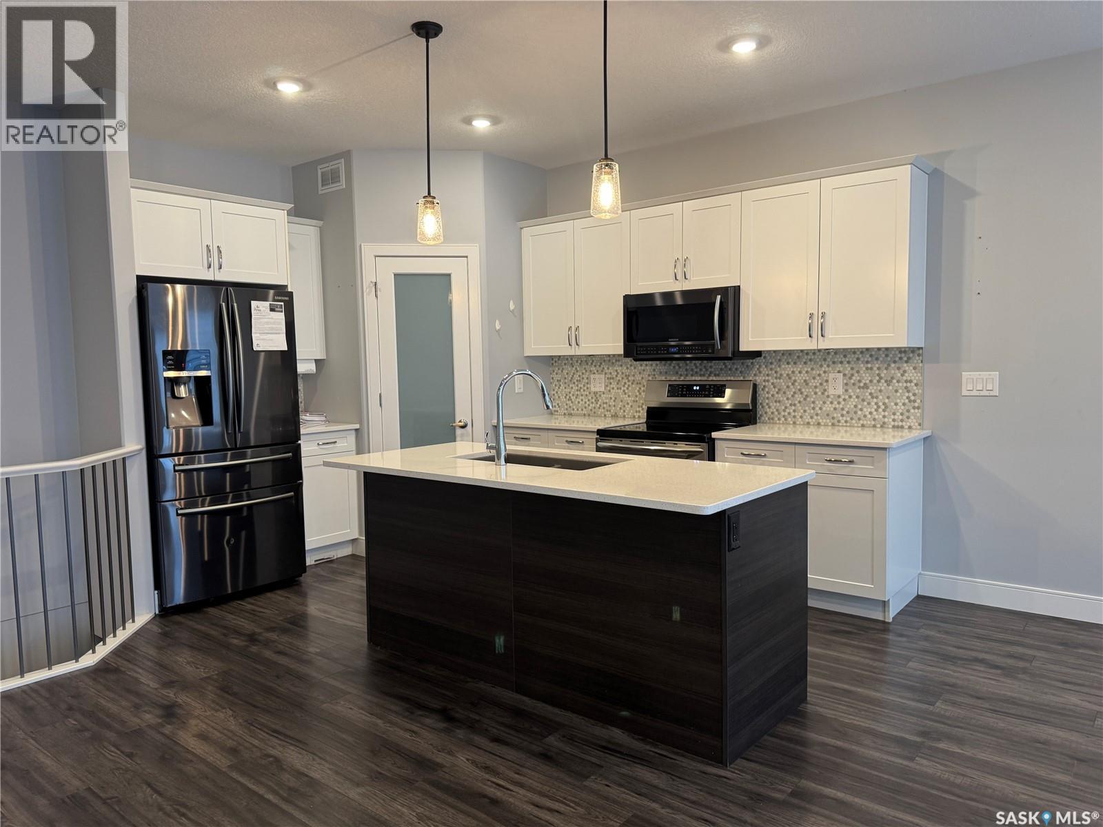 21 103 Pohorecky Crescent, Saskatoon, SK - Indoor Photo Showing Kitchen With Double Sink With Upgraded Kitchen
