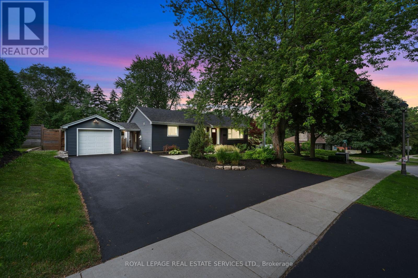 Welcome to 136 Mohawk Road - A Charming Bungalow! - 136 Mohawk Road, Hamilton, ON - Outdoor