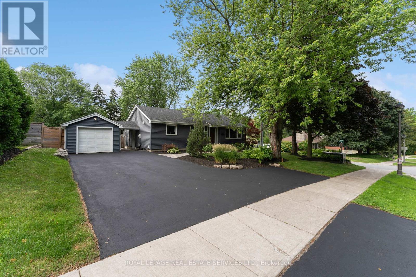 Vinyl-Clad Bungalow Finished on Both Levels! - 136 Mohawk Road, Hamilton, ON - Outdoor With Facade