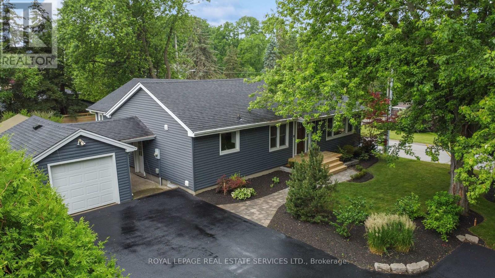 Expertly Designed for Everyday Family Living! - 136 Mohawk Road, Hamilton, ON - Outdoor