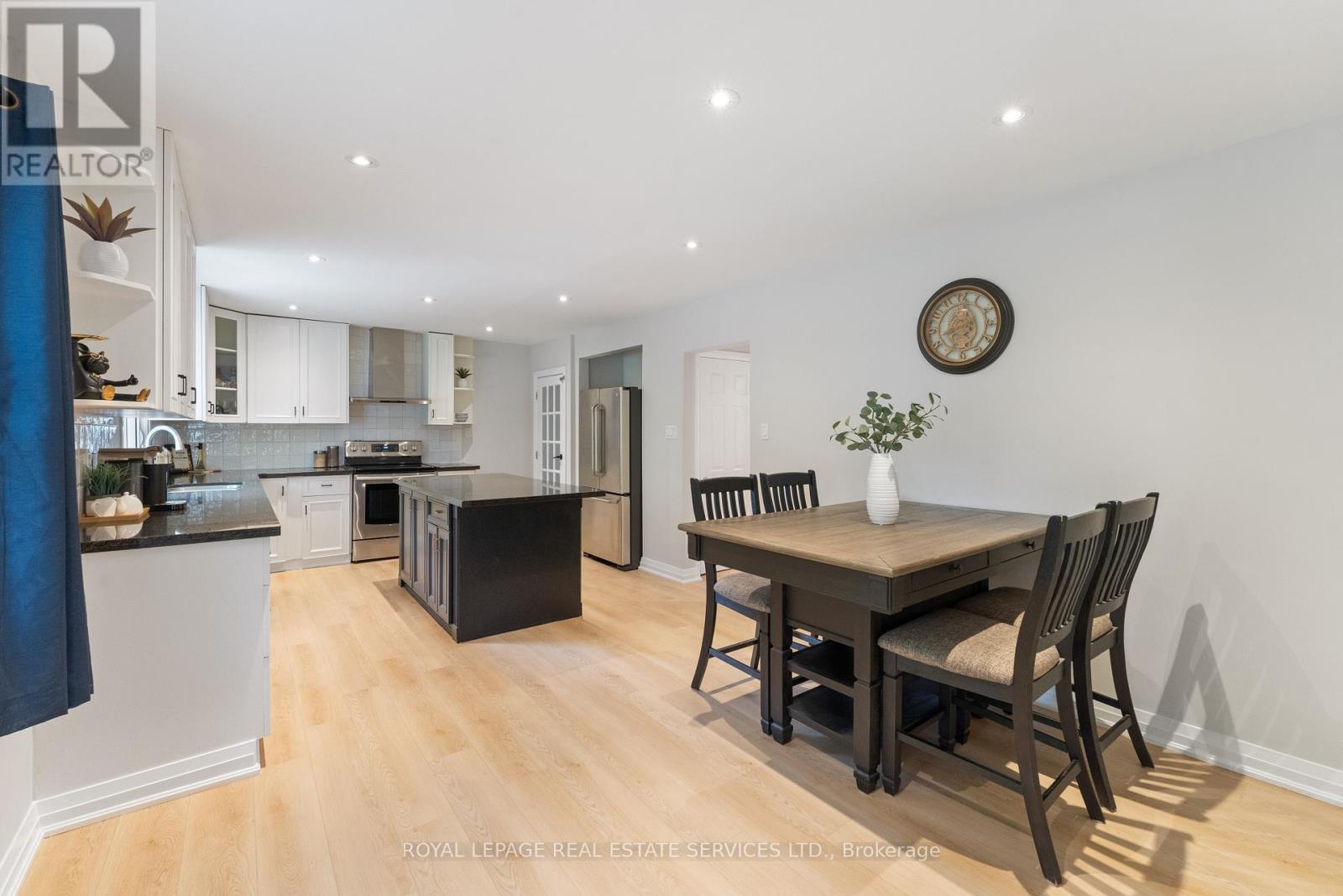 Open Kitchen & Dining Areas Ideal for Entertaining - 136 Mohawk Road, Hamilton, ON - Indoor