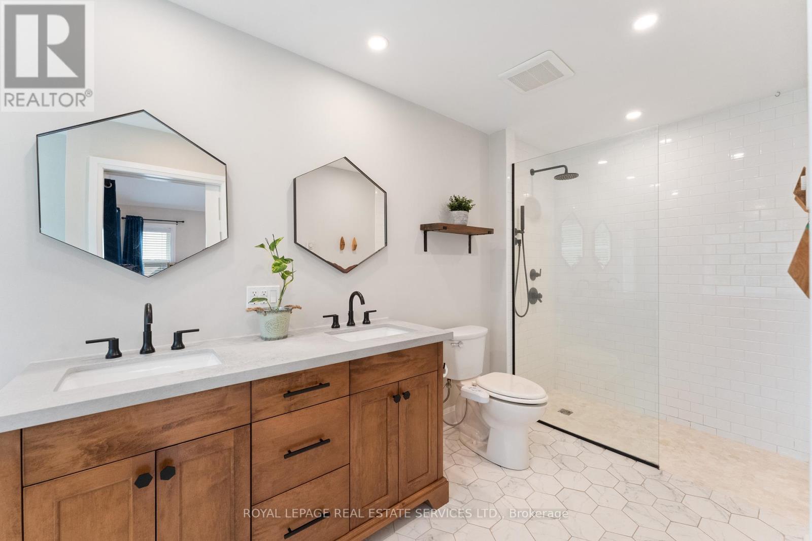 Spa-Inspired 5-PC Primary Ensuite w/Double Sinks - 136 Mohawk Road, Hamilton, ON - Indoor Photo Showing Bathroom